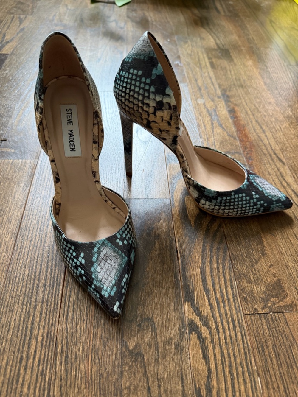 Steve Madden Teagan Snake-Print Pointed Pumps in Teal and Black